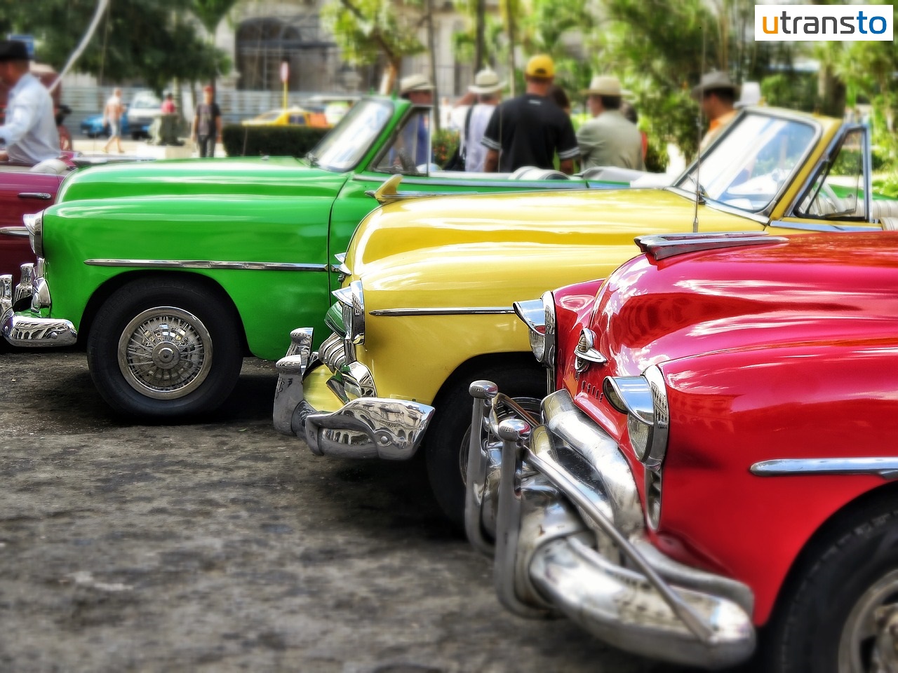 Cuban cars in red yeloow green